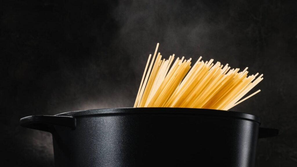 Um chef profissional jamais adicionaria isso na água do macarrão