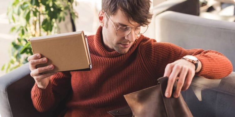 Separar livros e cadernos por tamanho e rigidez é fundamental para facilitar o encaixe - Créditos: depositphotos.com / VitalikRadko