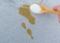 Como remover manchas de suor de camisetas com um truque caseiro