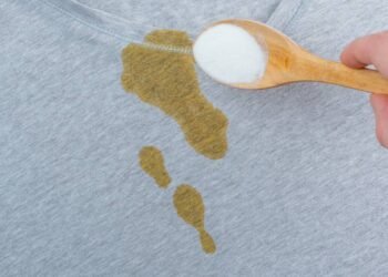 Como remover manchas de suor de camisetas com um truque caseiro