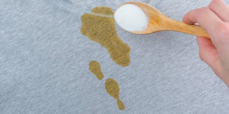 Como remover manchas de suor de camisetas com um truque caseiro