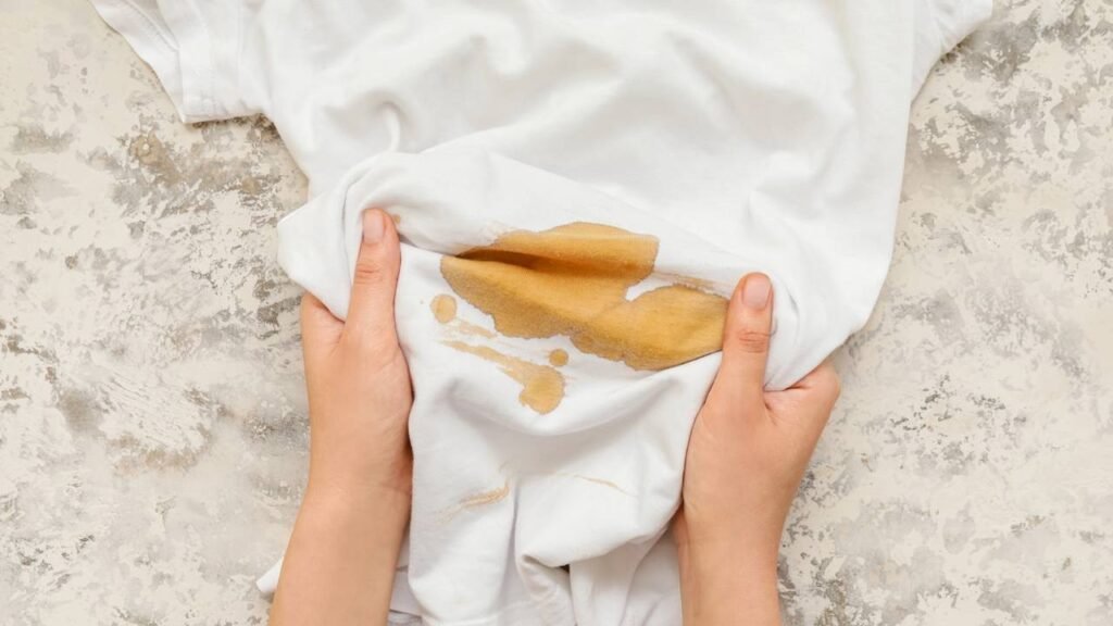 Como remover manchas de suor de camisetas com um truque caseiro