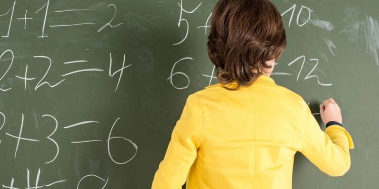 Quanto é 9 ÷ 9 - 9 + 9 x 9 + (9 - 9)? O cálculo matemático que testa os gênios