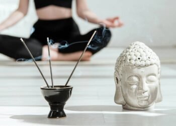 Pesquisa revela o que acontece com o seu cérebro quando você medita ao acordar