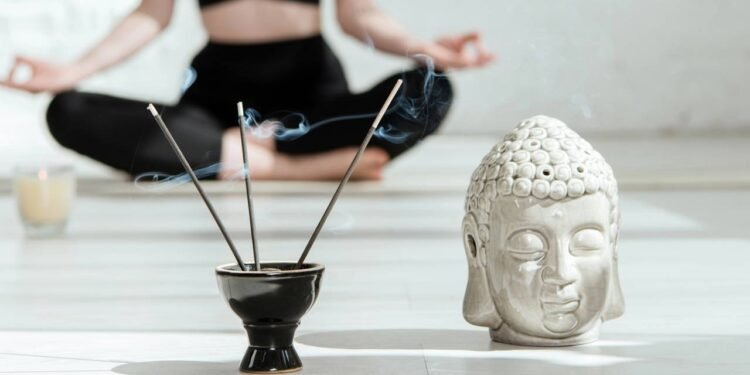 Pesquisa revela o que acontece com o seu cérebro quando você medita ao acordar