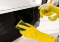 O truque infalível para limpar o micro-ondas e eliminar odores de alimentos