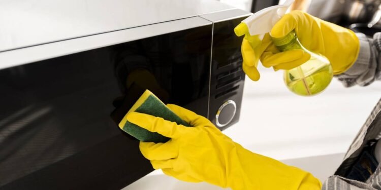 O truque infalível para limpar o micro-ondas e eliminar odores de alimentos