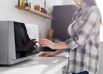 Colocar esses alimentos no micro-ondas vai infestar sua cozinha com um péssimo cheiro