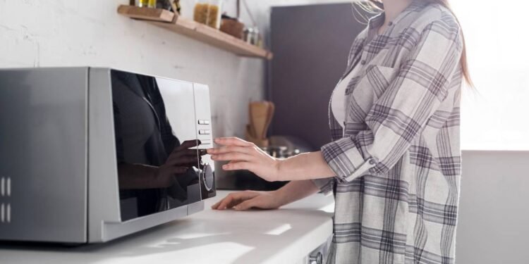 Colocar esses alimentos no micro-ondas vai infestar sua cozinha com um péssimo cheiro