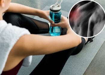 Exercício com toalha para fortalecer ombros e costas na sua própria casa