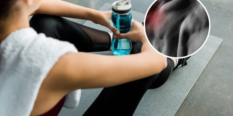 Exercício com toalha para fortalecer ombros e costas na sua própria casa