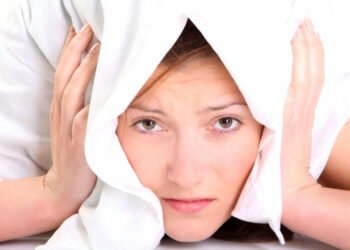 Dormir mal pode acelerar o envelhecimento do cérebro