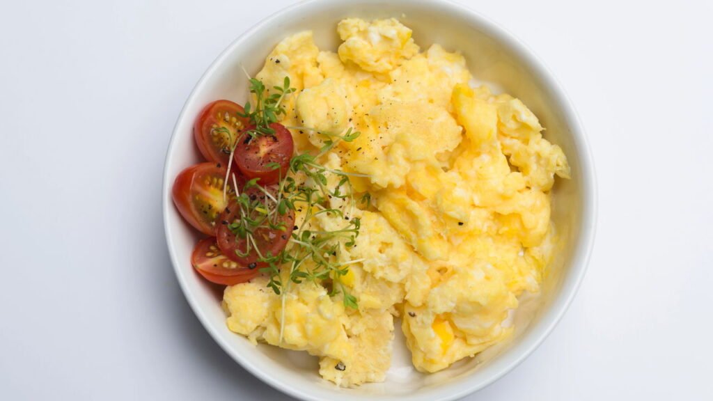 Ovo mexido com 2 ingredientes simples que fica cremoso e pronto em minutos