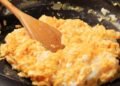 Esse segredo irá transformar seus ovos mexidos em maravilhas gastronômicas