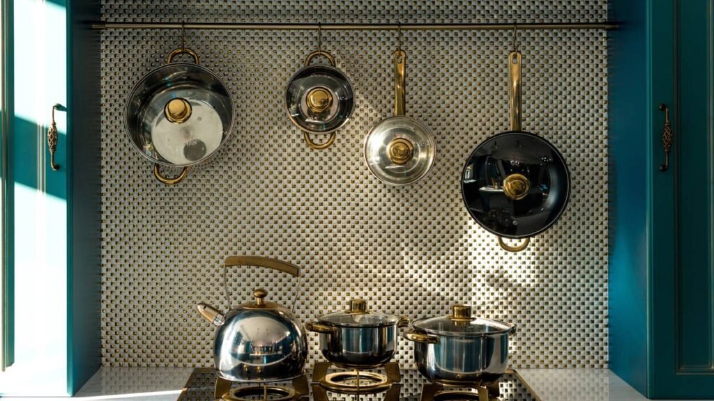 Poucos sabem o truque com papel alumínio que deixa as panelas parecendo novas em 5 minutos