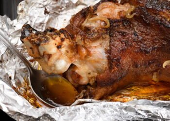 O erro mais comum ao usar papel alumínio no forno pode afetar o resultado das suas refeições