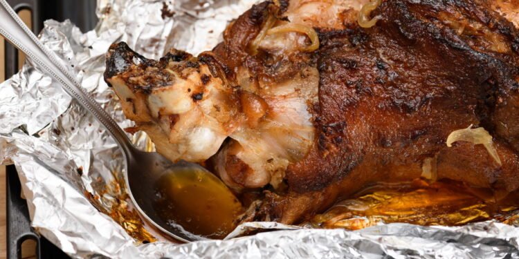 O erro mais comum ao usar papel alumínio no forno pode afetar o resultado das suas refeições