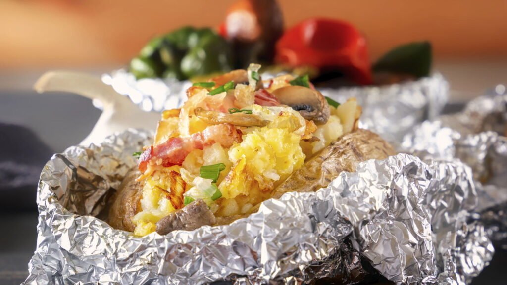 O erro mais comum ao usar papel alumínio no forno pode afetar o resultado das suas refeições