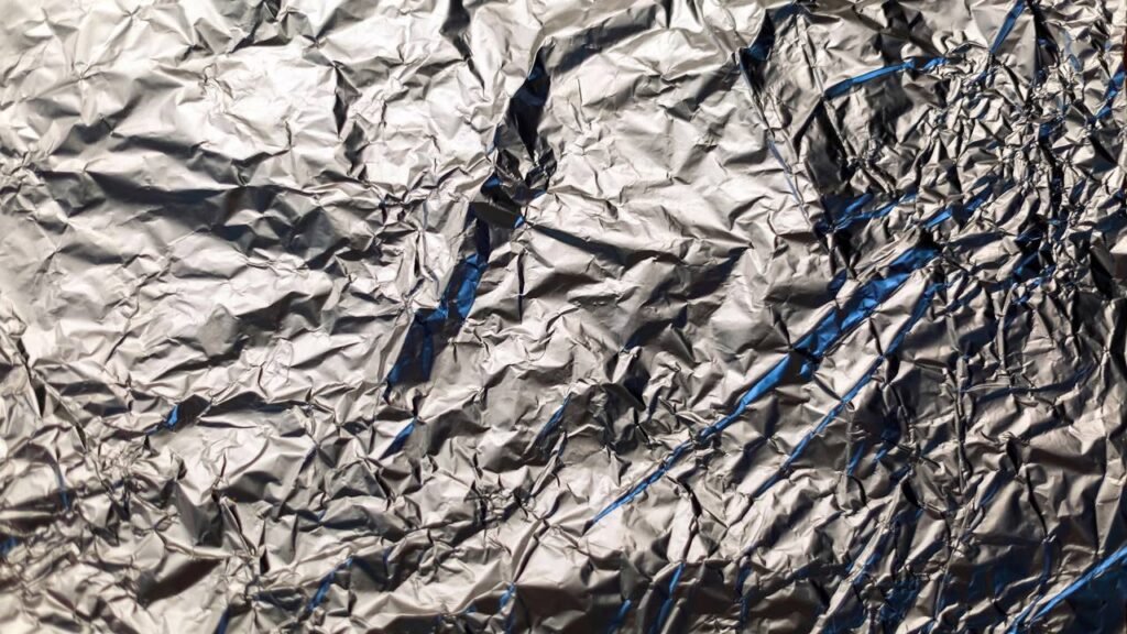 Por que a folha de alumínio tem 2 lados diferentes e quando usar cada um