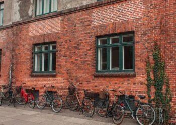 O truque com vinagre que acaba com manchas brancas nos tijolos rapidamente