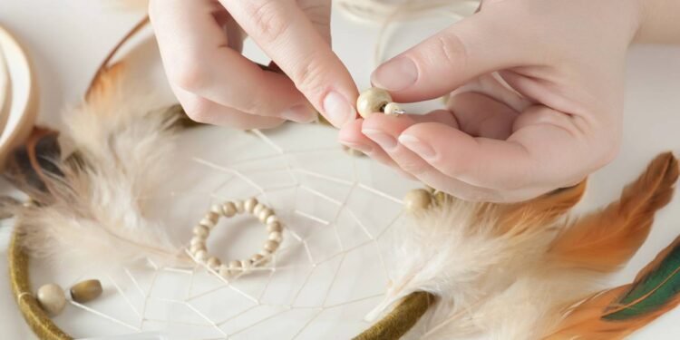 O aparecimento inesperado de uma pena dentro de casa pode ser interpretado - Créditos: depositphotos.com / irinabort