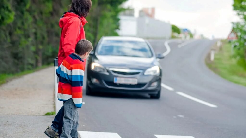 Carro deixando pessoas passarem Créditos: depositphotos.com / tepic