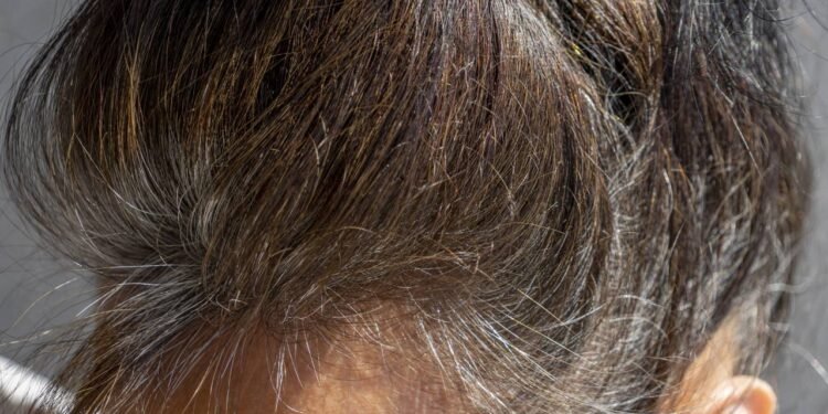 O que significa não pintar os cabelos grisalhos, de acordo com a ciência?