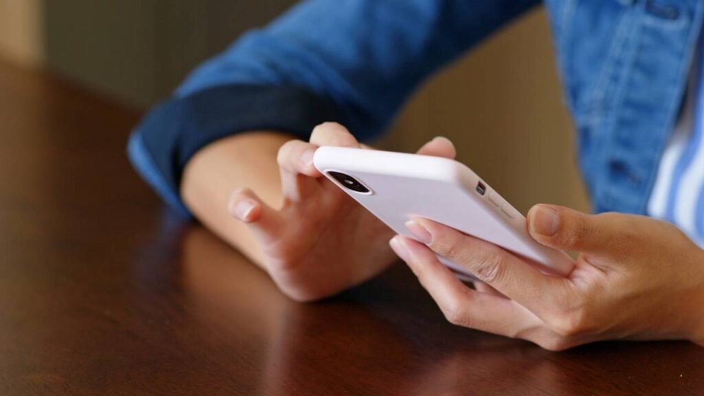 O que a maneira como você segura o telefone diz sobre sua personalidade?