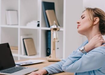 3 movimentos certeiros para aliviar a dor no pescoço