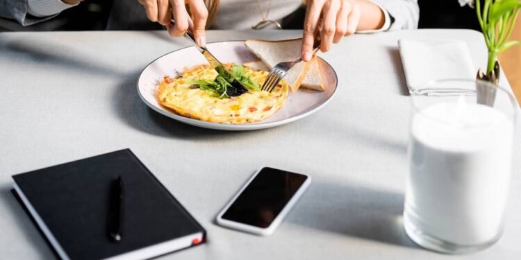 Você realmente precisa esperar 3 horas para entrar na água depois de comer?