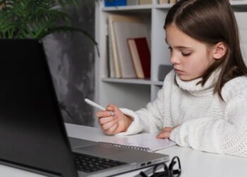 O que significa falar em voz alta quando você está sozinho, de acordo com a psicologia