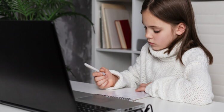 O que significa falar em voz alta quando você está sozinho, de acordo com a psicologia