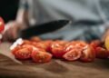 Esse é o jeito certo de cortar tomates em casa