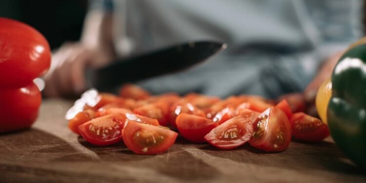 Esse é o jeito certo de cortar tomates em casa