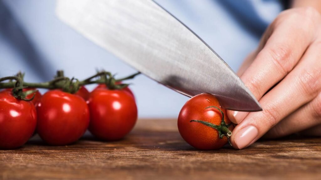 Esse é o jeito certo de cortar tomates em casa