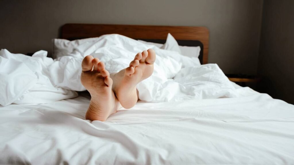 O que significa dormir com os pés fora dos lençóis, segundo a psicologia