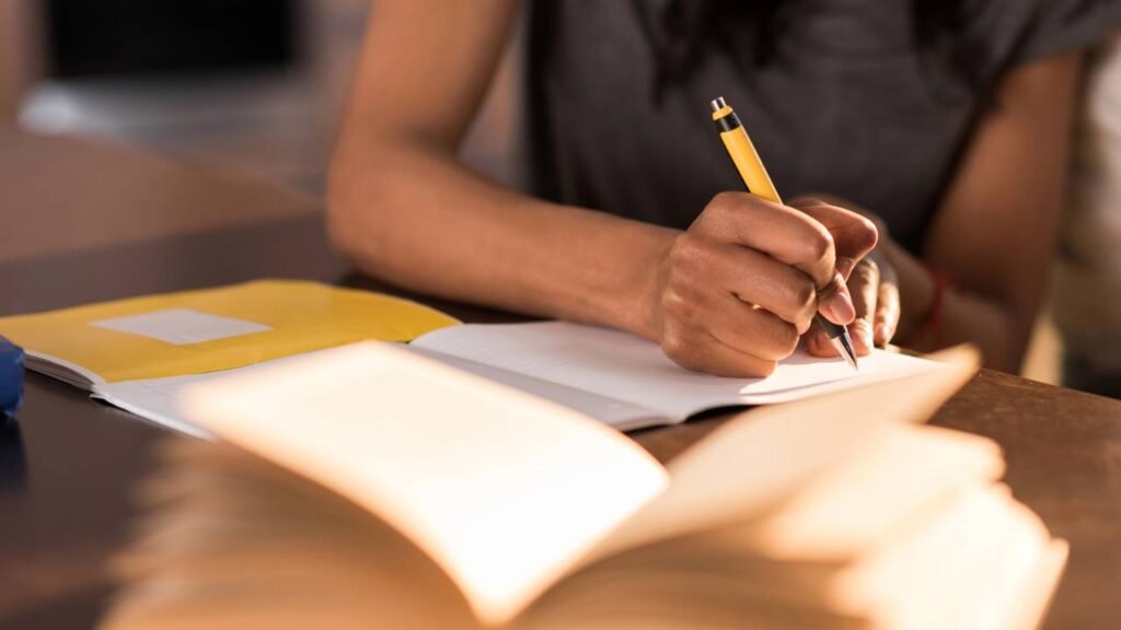 A palavra que é possui H mas muito escrevem errado