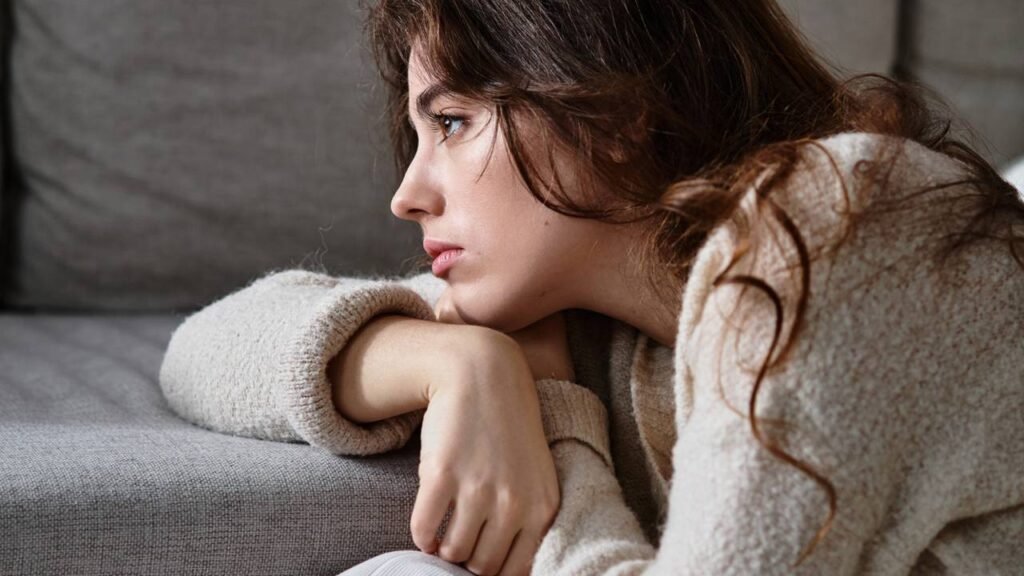 O que significa andar com as mãos atrás das costas, segundo a psicologia?