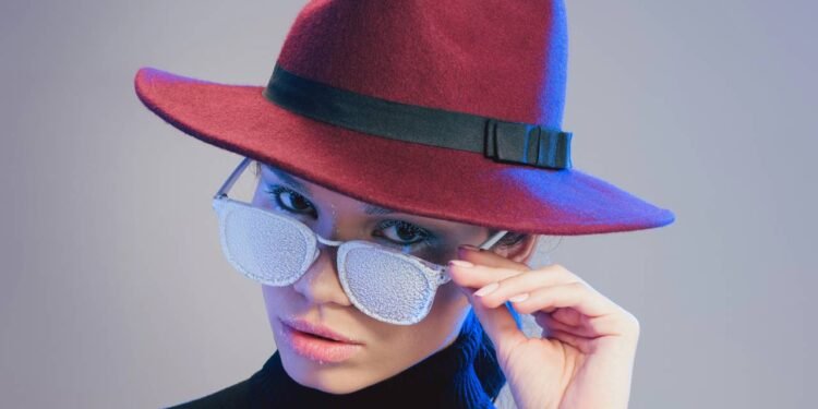 Olhando por cima dos óculos: O que significa para a psicologia comportamental se uma pessoa faz isso