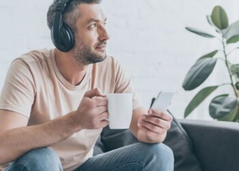 Pessoas que ouvem as mesmas músicas repetidamente à medida que envelhecem geralmente têm estes motivos, de acordo com pesquisas