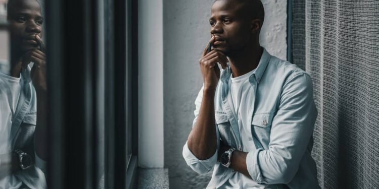 Sinais de alguém lutando contra o amor próprio