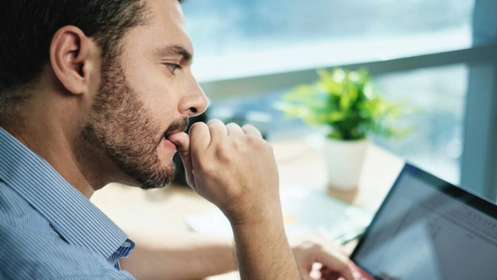 O que significa roer as unhas, segundo a ciência?