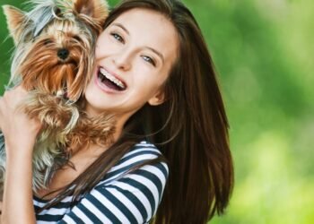 Psicólogos explicam o que significa falar com animais de estimação como se fossem humanos.