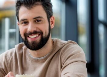 O que significa sorrir demais em conversas sociais, segundo a psicologia