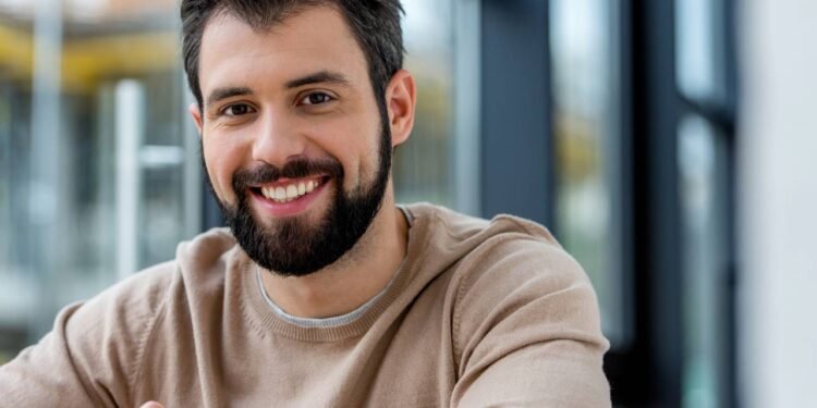 O que significa sorrir demais em conversas sociais, segundo a psicologia