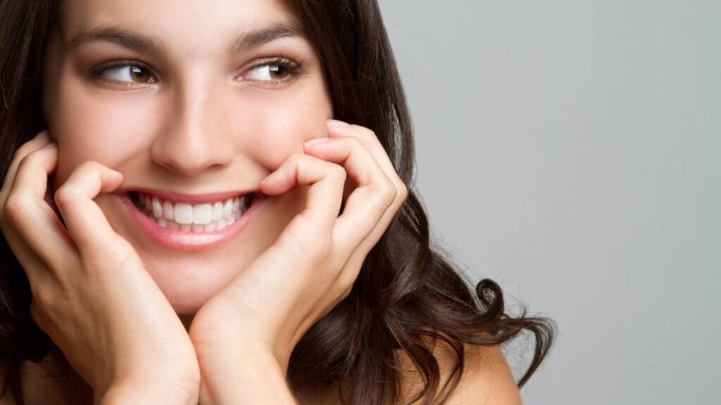 O que significa sorrir demais em conversas sociais, segundo a psicologia