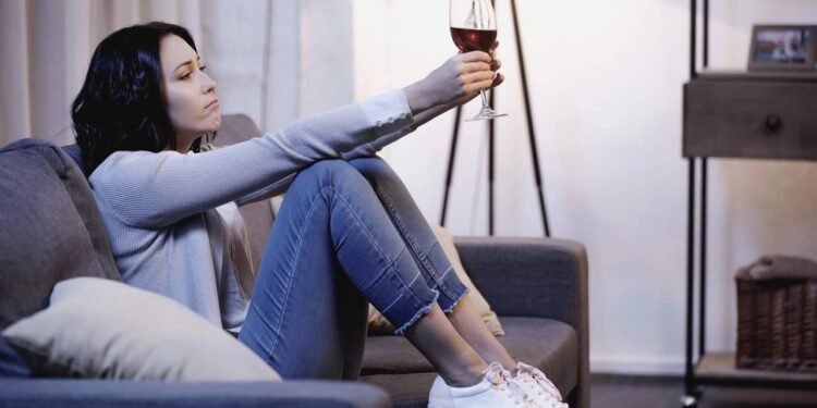 Hábitos estranhos que as pessoas adquirem ao viver sozinhas por muito tempo