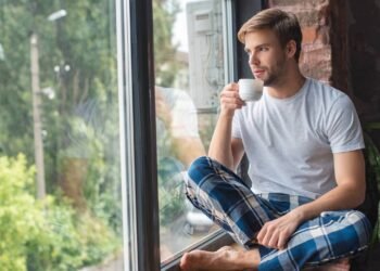 Pessoas que preferem a solidão costumam ter essas 3 características segundo especialistas