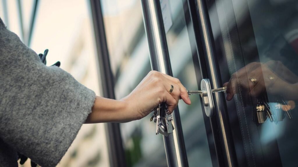 O que significa quando uma pessoa checa constantemente se trancou a porta segundo a psicologia