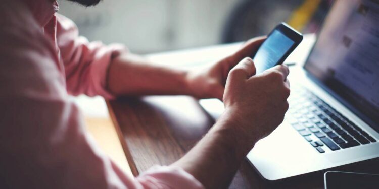 Esses são os países que passam mais tempo no celular em 2025